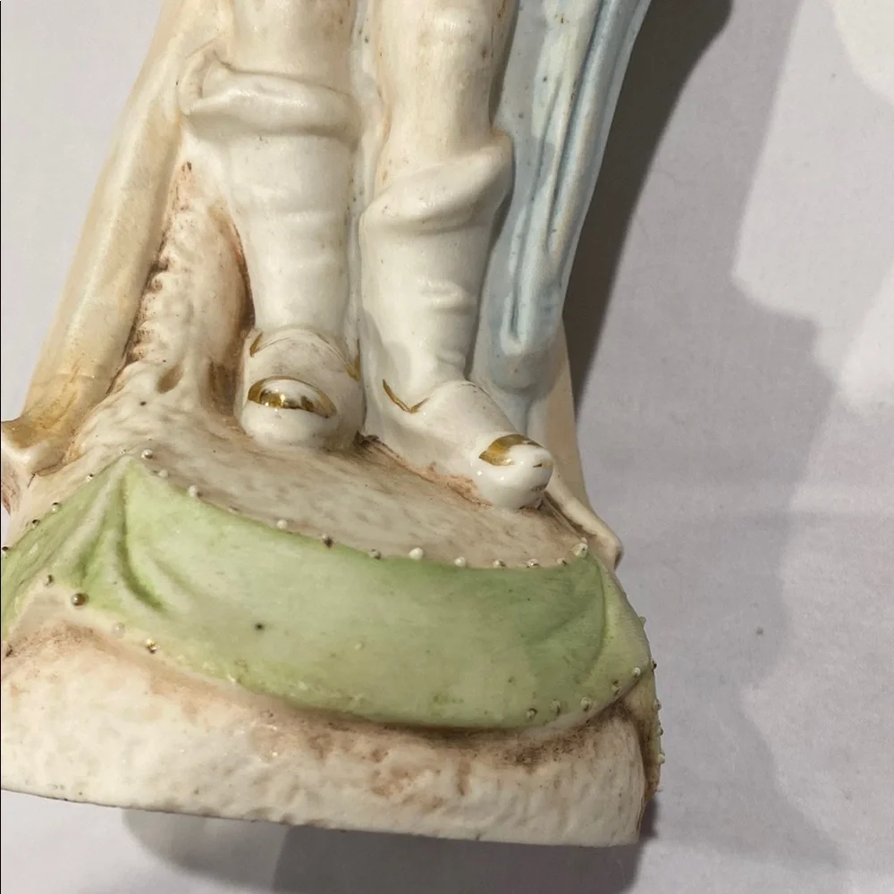 Vintage Bisque Porcelain Hand Painted Figurine with Umbrella 9” approx - Picture 7 of 15